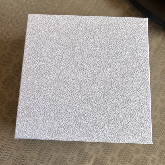 White and gold Dior box with Dior Brandon packing paper - Picture 3 of 7